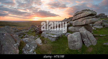 Le coucher du soleil le Rowtor Dartmoor National Park Devon Uk Banque D'Images