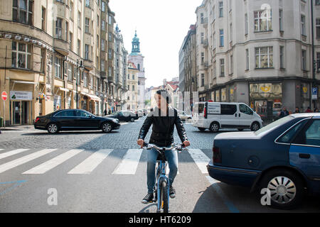 République tchèque, 11.04.2014 Prgue : Une jeune fille à vélo dans la ville capitale femme refroidissement sur une journée ensoleillée Banque D'Images