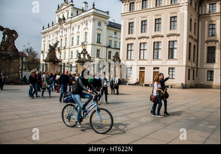 République Tchèque Prague 11.04.2014 : Une jeune fille à vélo dans la ville capitale femme refroidissement sur une journée ensoleillée Banque D'Images