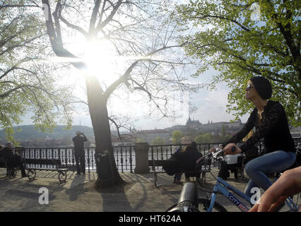 République Tchèque Prague 11.04.2014 : Une jeune fille à vélo dans la ville capitale femme refroidissement sur une journée ensoleillée Banque D'Images