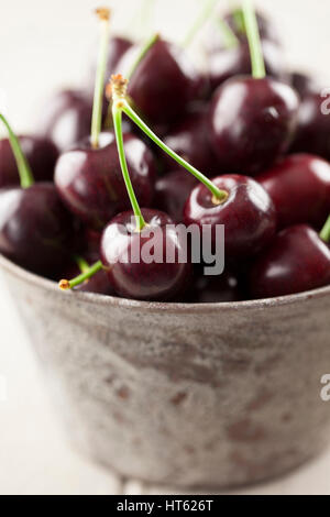 English Les cerises au bol en métal Banque D'Images