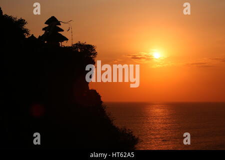 Le temple d'Ulu Watu Tempel sur l'île de Bali en Indonésie en southeastasia Banque D'Images