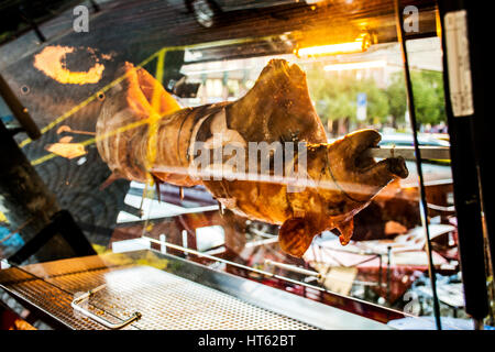 Gros cochon de lait savoureux grillé d'or alimentaire viande grill Banque D'Images