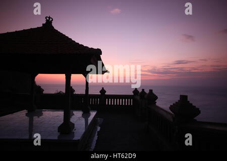 Le temple d'Ulu Watu Tempel sur l'île de Bali en Indonésie en southeastasia Banque D'Images