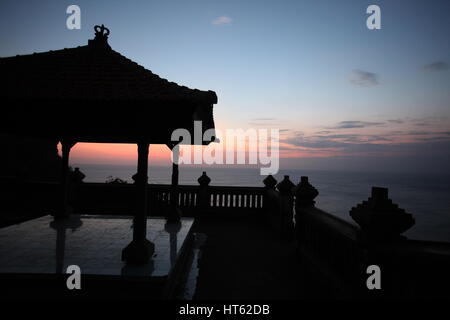 Le temple d'Ulu Watu Tempel sur l'île de Bali en Indonésie en southeastasia Banque D'Images