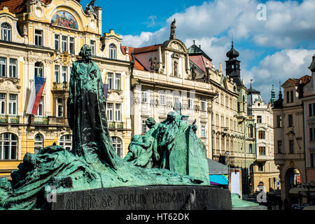 Jan Hus monument conçu par Ladislav Saloun dans la place de la vieille ville à Prague République Tchèque Banque D'Images