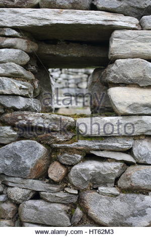 Dans la fenêtre en pierre reains d'une maison en pierre dans un village abandonné sur l'île d'Achill, Comté de Mayo, Irlande Banque D'Images