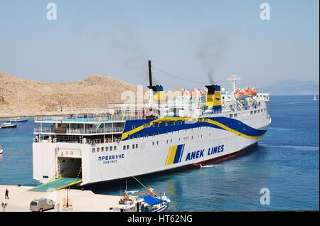 ANEK Lines ferry Prevelis amarré au port d'Emborio sur l'île grecque de Halki. Le navire de 142,5 mètres a été construit en 1980 au Japon. Banque D'Images