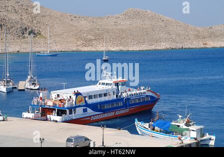 Dodekanisos Seaways Dodekanisos ferry catamaran amarré au port d'Emborio Express sur l'île grecque de Halki. Le navire a été construit en Norvège. Banque D'Images