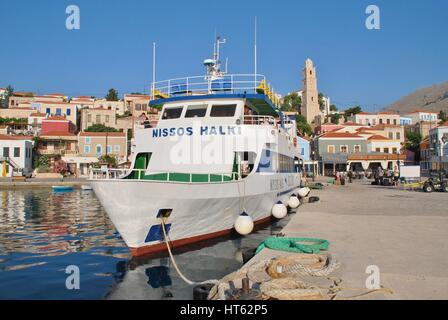 Velis Lines ferry Halki Nissos amarré au port d'Emborio sur l'île grecque de Halki. La 29mtr bâtiment opère entre l'île et à Rhodes. Banque D'Images