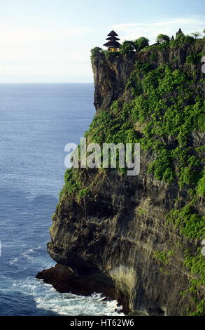 Le temple d'Ulu Watu Tempel sur l'île de Bali en Indonésie en southeastasia Banque D'Images