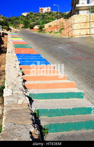 Étapes d'un peint multicolore escalier en béton sur le trottoir d'une rue pavée reliant la vieille-central et la partie supérieure de la districts Banque D'Images