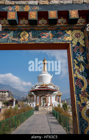 Le Bhoutan, Thimphu. Memorial Chorten Stupa (aka Thimphu ou National Memorial Chorten) Mémorial à la troisième Roi du Bhoutan. Stupa encadrée dans ornate painte Banque D'Images