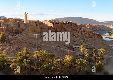 Belle image du petit village près de Trit Tata avec un oasis de palmiers et de l'Oued Tissint au Maroc. Banque D'Images