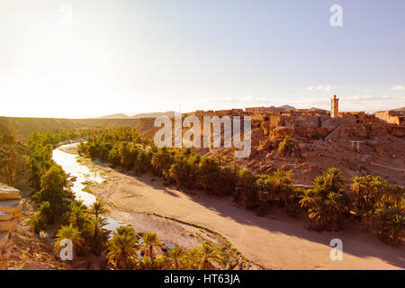 Belle image du petit village près de Trit Tata avec un oasis de palmiers et de l'Oued Tissint au Maroc. Banque D'Images