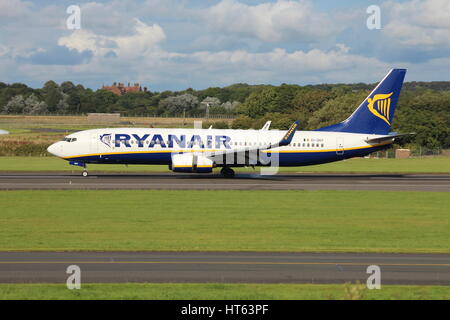 EI-DHY, un Boeing 737-8comme exploité par Ryanair à l'Aéroport International de Prestwick, dans l'Ayrshire. Banque D'Images