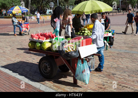 Bogota, Colombie - 21 avril : les vendeurs de fruits non identifiés le Parque de Los Periodistas le 21 avril 2016 à Bogota, Colombie. Banque D'Images