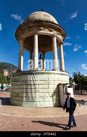 Bogota, Colombie - Avril 21 : Un homme non identifié passe devant la statue de Simon Bolivar dans le Parque de Los Periodistas le 21 avril 2016 à Bogota, Col Banque D'Images