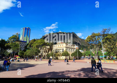 Bogota, Colombie - Avril 21 : personnes non identifiées à pied dans le Parque de Los Periodistas le 21 avril 2016 à Bogota, Colombie. Banque D'Images