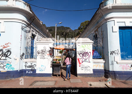 BOGOTA, COLOMBIE - 21 avril : les gens parlent non identifiés dans les rues de la Candelaria quartier le 21 avril 2016 à Bogota, Colombie. Banque D'Images