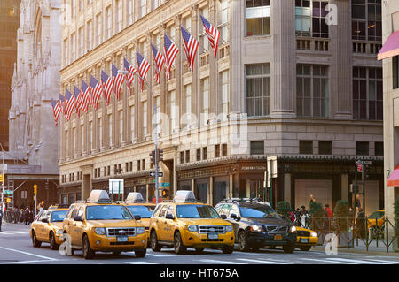 New York, USA - 28 janvier 2012 : les taxis jaunes de la rue New York sur sunny day Banque D'Images