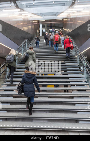 De nombreux étudiants monter les escaliers jusqu'à la borne de la gare centrale d'Utrecht en Hollande Banque D'Images