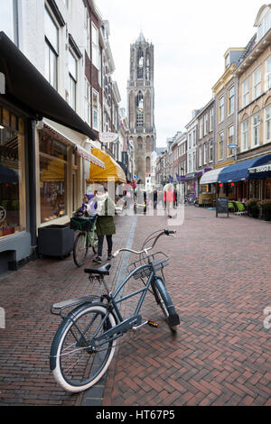 Les gens magasinent dans zadelstraat ville d'Utrecht en Hollande avec Dom tour derrière Banque D'Images