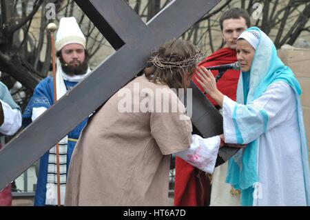 Jésus rencontre sa mère sur le chemin de la crucifixion, au cours de spectacles de rue le mystère de la Passion. Banque D'Images