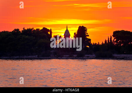 Mausolée de Supetar sunset silhouette vue, île de Brac, Dalmatie, Croatie Banque D'Images