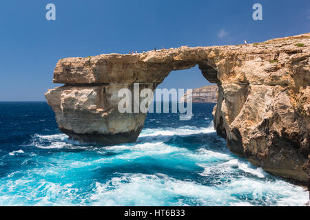 La fenêtre d'Azur avec le fracas des vagues dans la journée à Gozo, Malte Banque D'Images