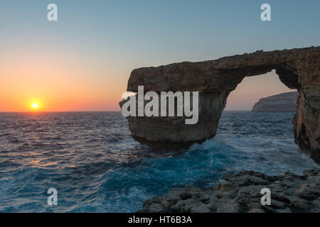 La fenêtre d'Azur avec des vagues au coucher du soleil sur l'île de Gozo, Malte Banque D'Images