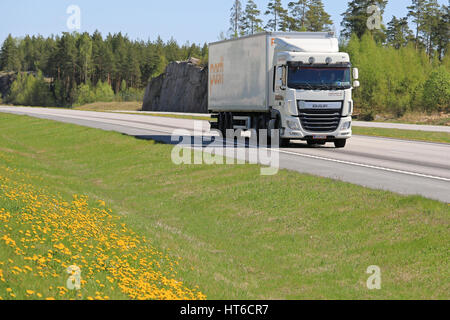 PAIMIO, FINLANDE - 13 MAI 2016 : DAF XF camion blanc de Lundgren Oy pour La Poste finlandaise se déplace le long de l'autoroute, illustré dans un paysage de printemps avec de l'herbe verte Banque D'Images