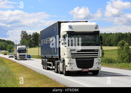 KARJAA, FINLANDE - le 11 juin 2016 : Deux camions semi blanc le long de la route de transport de marchandises entre le trafic sur une belle journée d'été. Banque D'Images