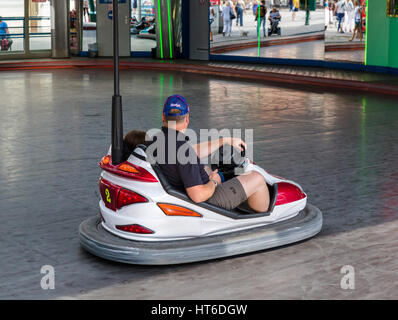 Voiture dans le bouclier d'attractions Prater, Vienne, Autriche. Banque D'Images