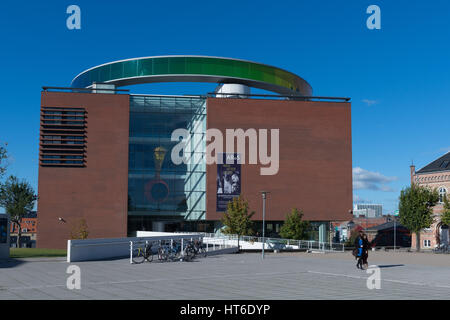 Musée d'Art AROS, Aarhus, avec l'arc-en-ciel à pied par Olafur Eliasson en haut de l'immeuble, d'Aarhus, ville culturelle européenne en 2017, le Danemark Banque D'Images