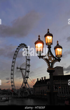 Coucher du soleil d'été, le London eye ou roue d'observation du millénaire a ouvert ses portes en 1999, la banque du sud, tamise, Lambeth, London City, Angleterre Banque D'Images