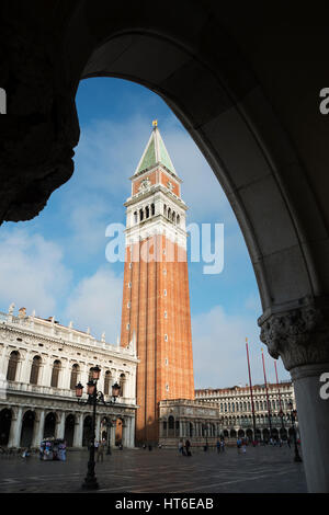 Vue sur le campanile de Saint Marc Venise Italie par une arcade Banque D'Images