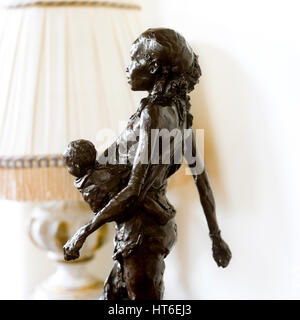 Figurine d'une femme portant un bébé. Banque D'Images