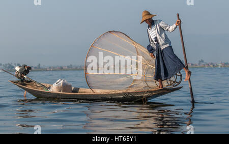 Un-jambe typique par aviron pêcheur sur l'ethnie Intha au Lac Inle, Myanmar Banque D'Images