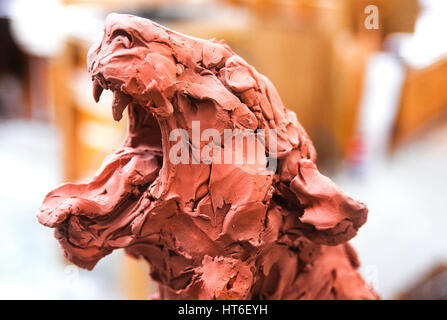 Sculpture en argile d'une lionne. Banque D'Images