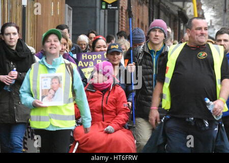 Dublin, Irlande. 06 Mar, 2017. Vera Twomey qui sont à pied de Cork à Dublin, pour faire prendre conscience de sa fille malade. Vera Twomey a commencé le 260km trek lundi dernier pour protester contre une décision de limiter ses 7 ans fille Ava - qui a une forme rare d'épilepsie - d'accéder à des médicaments à base de cannabis. Crédit : John Rooney/Pacific Press/Alamy Live News Banque D'Images