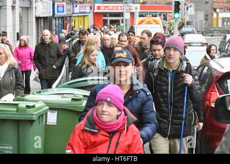 Dublin, Irlande. 06 Mar, 2017. Vera Twomey qui sont à pied de Cork à Dublin, pour faire prendre conscience de sa fille malade. Vera Twomey a commencé le 260km trek lundi dernier pour protester contre une décision de limiter ses 7 ans fille Ava - qui a une forme rare d'épilepsie - d'accéder à des médicaments à base de cannabis. Crédit : John Rooney/Pacific Press/Alamy Live News Banque D'Images