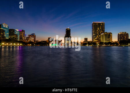 Coucher du soleil sur le lac Eola, au centre-ville d'Orlando en Floride à l'Heure Bleue Banque D'Images