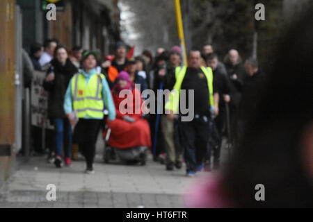 Dublin, Irlande. 06 Mar, 2017. Vera Twomey qui sont à pied de Cork à Dublin, pour faire prendre conscience de sa fille malade. Vera Twomey a commencé le 260km trek lundi dernier pour protester contre une décision de limiter ses 7 ans fille Ava - qui a une forme rare d'épilepsie - d'accéder à des médicaments à base de cannabis. Crédit : John Rooney/Pacific Press/Alamy Live News Banque D'Images