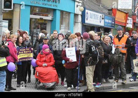 Dublin, Irlande. 06 Mar, 2017. Vera Twomey qui sont à pied de Cork à Dublin, pour faire prendre conscience de sa fille malade. Vera Twomey a commencé le 260km trek lundi dernier pour protester contre une décision de limiter ses 7 ans fille Ava - qui a une forme rare d'épilepsie - d'accéder à des médicaments à base de cannabis. Crédit : John Rooney/Pacific Press/Alamy Live News Banque D'Images