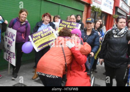 Dublin, Irlande. 06 Mar, 2017. Vera Twomey qui sont à pied de Cork à Dublin, pour faire prendre conscience de sa fille malade. Vera Twomey a commencé le 260km trek lundi dernier pour protester contre une décision de limiter ses 7 ans fille Ava - qui a une forme rare d'épilepsie - d'accéder à des médicaments à base de cannabis. Crédit : John Rooney/Pacific Press/Alamy Live News Banque D'Images