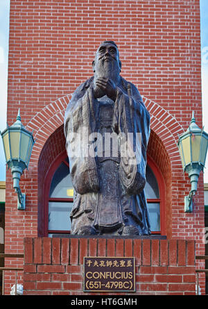 Honolulu, Hawaii, USA - 6 août ; 2016 : statue de Confucius dans le quartier historique de Chinatown, une populaire destination et attractions touristiques locales. Banque D'Images