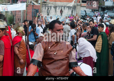 Venezuela, Caracas, Petare, l'Etat de Miranda 06/04/2012. La dramatisation de la crucifixion de Jésus Christ dans El Nazareno quartier de Petare. Banque D'Images