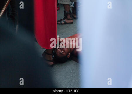 Venezuela, Caracas, Petare, l'Etat de Miranda 06/04/2012. La dramatisation de la crucifixion de Jésus Christ dans El Nazareno quartier de Petare. Banque D'Images