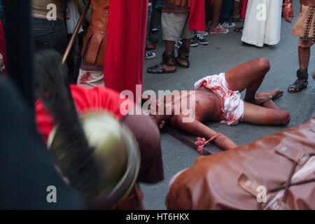 Venezuela, Caracas, Petare, l'Etat de Miranda 06/04/2012. La dramatisation de la crucifixion de Jésus Christ dans El Nazareno quartier de Petare. Banque D'Images